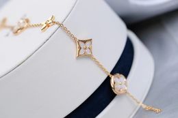 V Marca Pulsera de trébol Diseñador de monograma para mujer Encanto de oro Perla Elegante Amor 5 flores Consistente Tenis Maestros de uñas Pulseras Caja de joyería Embalaje