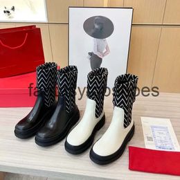 V-Buckle Valentines VT Top et Valentine Winter Luxury Nouvelle marque Designer féminin Both Martin Boots Boots à manches longues Bottes en cuir 35-41 Factory