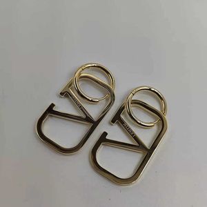 V boucles d'oreille en V portant un design personnalisé et à la mode minimaliste de boucles d'oreilles minimalistes en or exagéré avec une boucle d'oreille d'origine pyrr