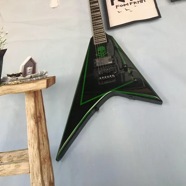 V Guitarra eléctrica Color negro Cráneo en el cuerpo Encuadernación verde Envío gratis