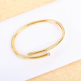 V Gold 2022 Bracelet de charme de qualité de luxe Bracelet à ongles épais en trois tailles pour femmes bijoux de mariage cadeau ont tampon de boîte PS7359231c