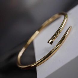 V or charme épais clou punk femmes bracelet en trois couleurs plaqué qualité de luxe pour le cadeau de bijoux de mariage ont un tampon de sac en velours PS316K