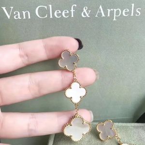 V Gouden charme drie pc's bloemvorm clip oorrang in 18k goud vergulde en witte shell parel voor vrouwen verloving sieraden cadeau hebben doosstempel v4