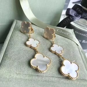 V Charme or Gold Trois PCS Clip de forme de fleur Clip d'oreille Boucle d'oreille en 18 km plaqué et coquille blanche Perle pour femmes Bijoux de fiançailles Cadeau avec tampon de boîte v1