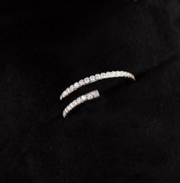 V Gold Luxury Quality Charm Punk Band Ring met alle diamant in platina kleur voor vrouwen bruiloft sieraden cadeau hebben doosstempel ps7347978554