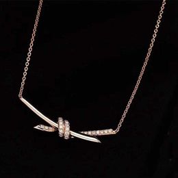 V or matériel charme noeud forme pendentif collier avec diamant ou non pour les femmes bijoux de fiançailles cadeau ont timbre Velet sac PS40132860