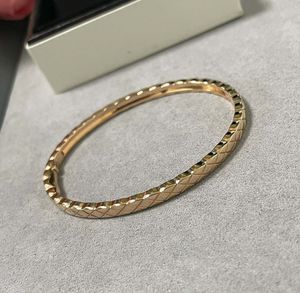 2024 Luxury Quality V Gold Material Charm Punk Band Bracelet avec une forme de rhombus en deux couleurs plaqué a une boîte de tampon pour femmes bijoux de créateurs PS3647B