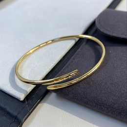 V material de oro Encanto de calidad de lujo Clásico Excelente brazalete fino estilo pulsera con dijes abierto Joyería de diseño Bijoux para dama We295Z