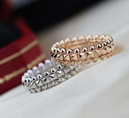 V matériel en or sans décoloration changement de couleur bande de charme de qualité de luxe en deux couleurs plaquées pour les femmes bijoux de mariage cadeau ont la boîte s9869783