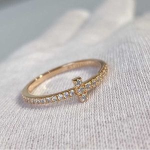 V Gold Small T Full Diamond Ring Haute Qualité 18k Or Rose Diamant Bague CNC Sculpture Couple Bague Étoile Même Style