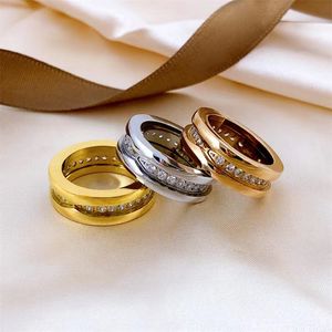 V-goud brede en smalle versie met diamanten ring in het midden, modieuze en luxe gepersonaliseerde ring met doosje