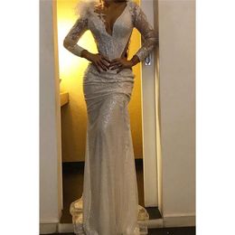 V Lace Neck Deep White Mermaid Prom Dresses 2020 Lange mouwen Applique Cutaway Feather SweepTrain Formele feestavondjurk voor zwarte meisjes