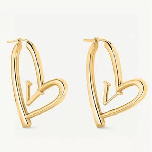 V Letter 18K Gouden Hart Hoepel Oorbellen Klassieke Titanium Staal Designer Sieraden Mode Vrouw Stud Earrings213S