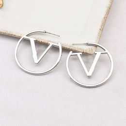 V Letter Boucles d'oreilles pour femmes LADY PARTY Street Mariage Amateurs de mariage Cadeaux Bride Bide Fashion Gol White K Round Circle Exagéré Design Studs Huggies