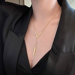 Breloque longue en forme de lettre V, personnalisée en acier titane, collier de styliste, chaîne de pull, bijoux de styliste pour femmes