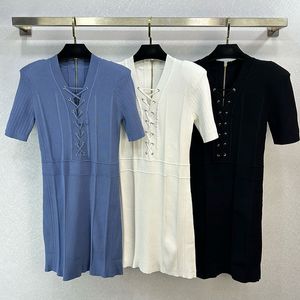 Robe française à lacets, col en v, avec épaulettes, nouvelle robe slim haut de gamme et élégante pour femmes, 2024