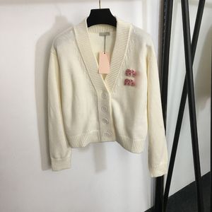 Pulls à col en V avec lettres de mode pour femmes, pull classique doux au toucher, hauts en laine, bouton tendance, veste de styliste pour filles