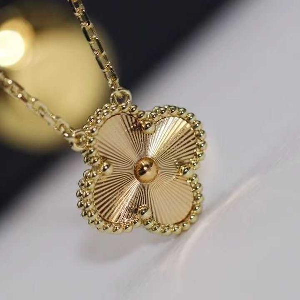 Collier en V 2022 Style fantaisie à la mode, conception d'herbe à quatre feuilles, collier en acier titane à fleur unique de haute qualité, pendentif en or rose 18 carats