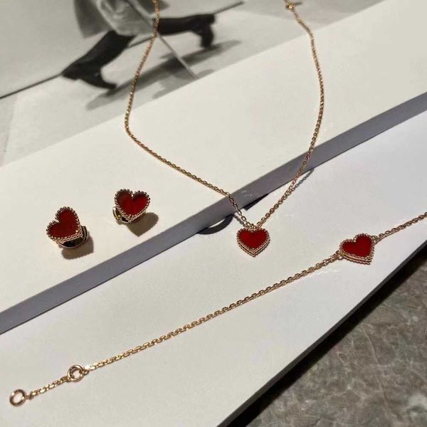 Collier en V Boucles d'oreilles petit coeur rouge Boucles d'oreilles plaquées or 18 carats pour femmes Boucles d'oreilles en forme de coeur en agate rouge pour femme