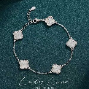 Bracelet Vac Sterling Silver 990 Car Clover Fleur Bracelet pour les filles Luxury Lumière et Unique Flowers Flowers Exquis Valentin Day Gift For Girlfriend