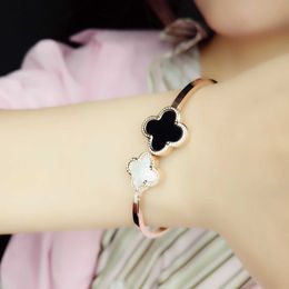 Bracelet Vac Titanium Steel Japonais et coréen Internet célébrité Instagram Black and White Clover Small and Fresh Decorative Accessoires Fashi