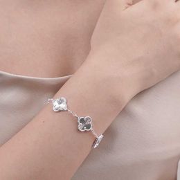 Vac armband Zuyin Lucky Clover armband voor vrouwen met lichte luxe textuur en geavanceerde verstelbare armband om de beste vrienden te geven als een 520 cadeau