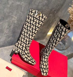 Valentine Luxurious Boots Designer Femme Femme Disdicate Rubber Rubber Sole en cuir Martin Knee Fashion 35-41