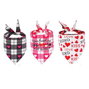 Bandanas pour chien de la Saint-Valentin, écharpe à bavoirs Triangle Heart Love, foulard réglable pour la Saint-Valentin, foulard lavable pour chiens et chats JK2101XB