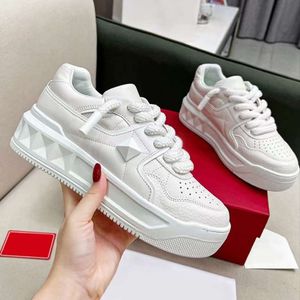 Chaussures de la Saint-Valentin Petites chaussures blanches Best de qualité pour femmes en cuir Rivet Designer Casual Board Chaussures Chaussures selles épaisses Chaussures pour femmes baskets xw51l