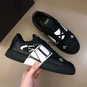 Valentine VT V-Buckle Chaussures Designer Sneakers Chaussures Designer Sneakers de Mens Suede camo Sneakers Low Fashion Board Chaussures M3J9L