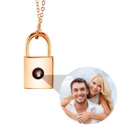 Cadeau de la Saint-Valentin Po Collier de projection personnalisé Collier de projection en forme de serrure Amant Famille Femme Mari Mémoire Cadeau 240315