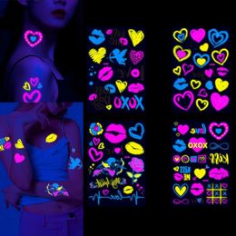 Valentijnsdag Sticker Tattoos Tijdelijke fluorescerende gloeiende liefdestickers Wedding Party Night Bar Tattoo Body Art Decor 240523