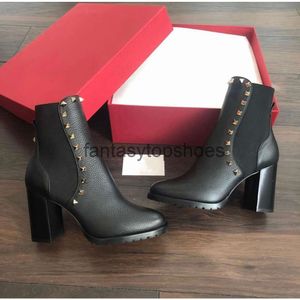 Valentines VT V-Buckle Valentine Boots Femme Marques Stud Hiver Black Ankle Grainy Leather Sole Sole Martin Bottises Lady High Heel Party Robe Red Designer Motor