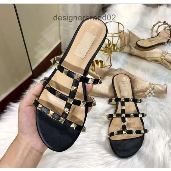 Valentino 2023 Nouveau Luxury Women Rivet Flat Valen Espadrilles Chaussures Sandales Black Casual Flat Leather Slippers Flip Flops 35-43 V Sac à poussière