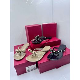 Valentino Flip Flops 2023 Été Nouveau Fashio Style Europe United States Brand Designer Rivets Bow Sandals Chaussures Femmes Sandales Haute qualité 7Sex