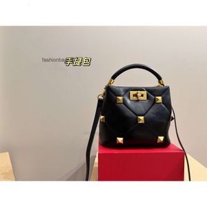 Valenttino Printemps / Été Designer 2023 Sac Sacs Mode Simple Seau Diamant Bandoulière Loquet Bouton De Verrouillage Rivet Une Épaule Sac À Main Femme PRR4REPCWUSW