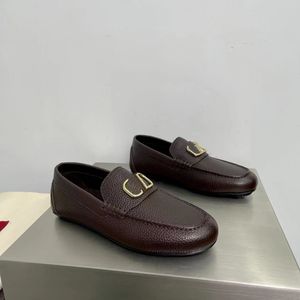 Valenttinoes Chaussures plates de la meilleure qualité Chaussures en cuir de marque simples, à la mode et confortables, fabriquées en cuir de veau et semelle en cuir véritable.