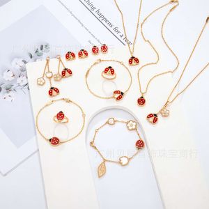 Bracelet chinois Van Clef Van Clover Notre bracelet trèfle à feuilles Desginer Clover Net Red Ins Minority Design Sense Fanjia Lucky Five Flower Ladybug Beetle Collier Brac