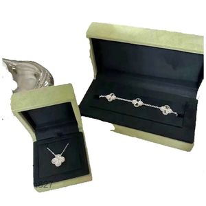 Van Clover – Bracelet Double face à quatre feuilles et cinq fleurs pour femmes, bijoux à main en acier titane, cadeaux pour copines, HU85 12, nouvelle collection 2023