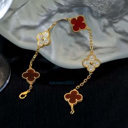 Van Clover Bracelet Gold Clover Flower Red Jade Chalcedony Carbon Diamond Bracelet Femed Edition plaqué 18k Rose Gold Aspect