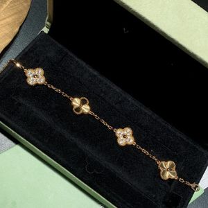 Van Clover Bracelet Nouveau double face à quatre feuilles cinq fleurs Femmes Femmes Titane en acier bijoux de luxe Cadeaux de luxe pour Girlfriendsq5