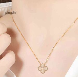 Van Clover Collier Cleef Four Leaf Clover Neckalces Vans de mode Trèfle à quatre feuilles Titane acier classique Designer bijoux Couple Collier Femmes Zircon Pendentif va