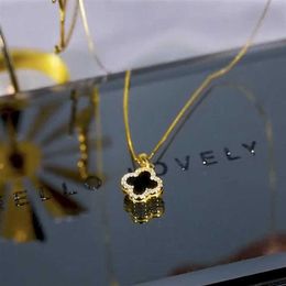Van Nouveau collier de trèfle à double face 2024 Nouvelle chaîne de cols de luxe légers à la mode multiples et distinctifs