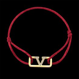 Vankeliif Simple Hand-geweven rode touw vrouwen armband met rechthoekige letter V in de vorm van een populair accessoire voor dagelijkse slijtage