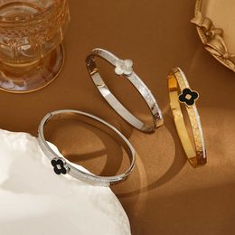 Bestelwagens mode klaver diamanten armband voor vrouwen met klein ontwerp sense light luxe stijl eenvoudige modearmband handstuk