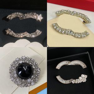 Gevarieerde broches sieraden ontwerper pins diamant parel brief broche vrouwen merk trouwen trouwpak kleding pin party accessoires van hoge kwaliteit koper materiaal