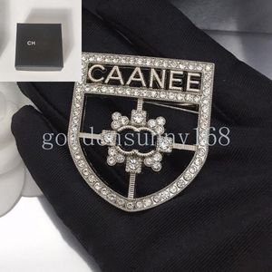 Broches variées bijoux concepteurs épingles en diamant la lettre de diamant broche vogue femme marque cristal perle broche épouser la combinaison de vêtements de mariage épingle accessoires de fête avec boîte