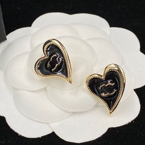 Varios diseños de pendientes con forma de corazón para mujer, aretes con dijes Vintage, diseño de lujo, pendiente negro, joyería con letras, regalos de boda de San Valentín