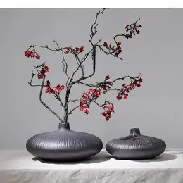 Vazen keramische vaas rond zwarte strips handgemaakte bloemstuk handwerk meubels moderne woningdecoratie bureaublad