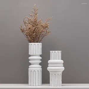 Vases créatives en noir et blanc à rayures Vase Fashion Resin Resin Résine moderne Contage de fleurs à main esthétique Ornement de décoration intérieure à la main